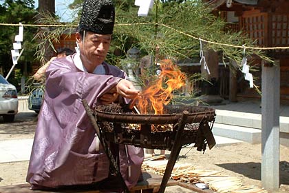 県央食品衛生協会三条支部のはし供養祭ではしを焼納する八幡宮の藤崎宮司