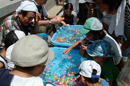 子どもたちに大人気だったスーパーボールすくい