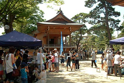 八幡宮境内は子どもたちでいっぱい