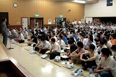 約400人が参加した「小中一体校の問題を考える会」衆会