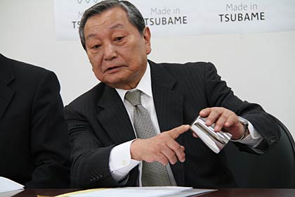 ロゴマークの表示について説明する山崎悦次燕商工会議所会頭