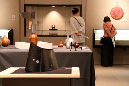 22日まで燕市産業史料館で開かれている水燕鎚工会作品展