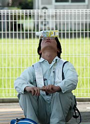 冷え冷えのペットボトルを頭に載せて休憩