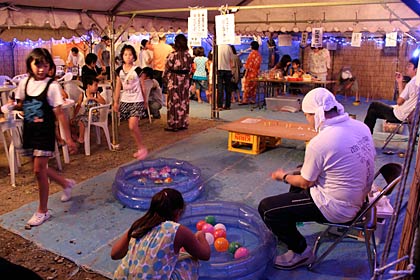 15日まで旧弥彦村役場跡で開かれている弥彦温泉の夏の縁日村
