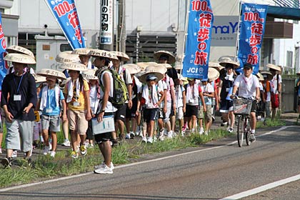 三条市中新地内を進む燕三条青年会議所の「寺子屋つばさ100km徒歩の旅」