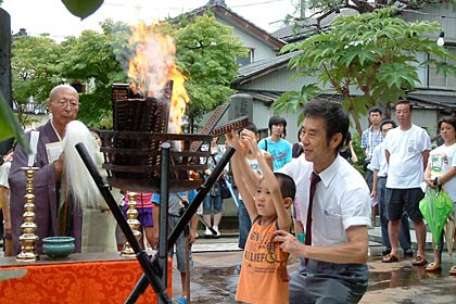 三条市・宗正寺で行われた三条珠算学校のそろばん供養