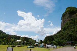 空の青と雲の白のコントラストがまぶしい9日の八木ヶ鼻オートキャンプ場
