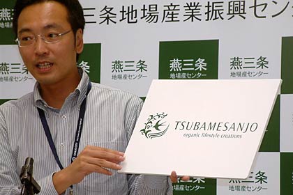 燕三条地場産業振興センター理事長として定例記者会見を行う国定三条市長