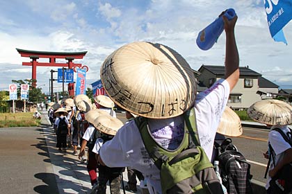 弥彦の大鳥居が近づき、ゴールは目前