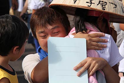 抱き合って感動を共有する父娘