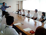 市長と歓談する中学生の派遣団5人