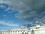 三条地域振興局とフェーン現象や台風接近を知らせるような怪しい雲