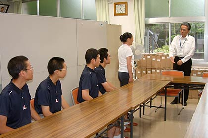 坂井校長に成績の報告