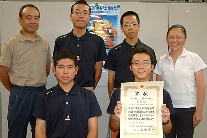 インターハイの登山競技の男子・種目縦走で5位入賞した新潟県央工高山岳部の部員4人と石川恵子監督、和田正コーチ