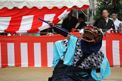 15日に諏訪赤坂下中野神社で行われた下中野町内会館新築奉祝奉納の下中野御神楽舞