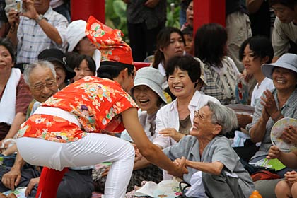 観客に大ウケのウズラ取り