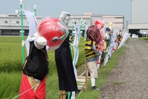 燕第一地区まちづくり協議会が「第2回夏休み親子で作る案山子」の作品を農道に展示