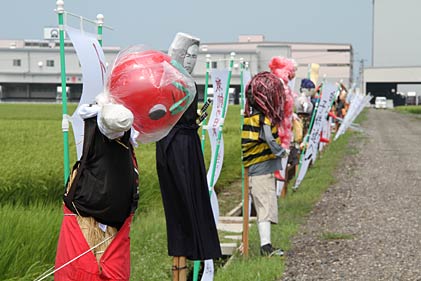 燕第一地区まちづくり協議会が22日まで地元の農道に展示している「第2回夏休み親子で作る案山子」の作品