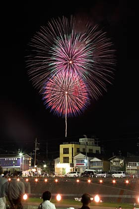 15日に延期して行われた第25回越後加茂川夏祭り大花火大会