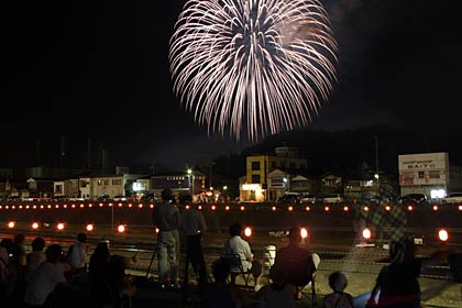 加茂川の流れとともに花火見物
