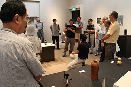 15日に燕市産業史料館で開かれた水燕鎚工会作品展の作品解説会