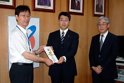左から鈴木市長、ツインバード工業の野水専務取締役と広田取締役
