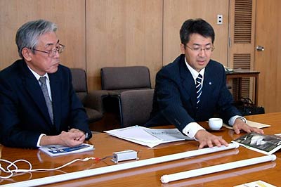 ツインバード工業の蛍光管型LEDランプを紹介する野水専務取締役