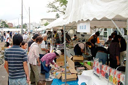 昨年の越後三条鍛冶まつりの物販ブースのようす