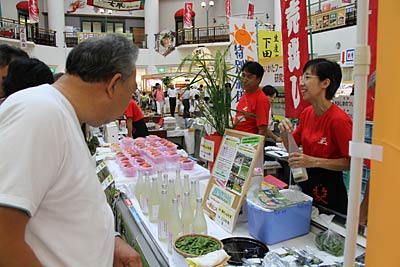 にいがたフードサポート研究会は試食もふんだんに行ってアピール