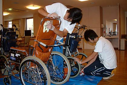 特別養護老人ホームさわたりの郷で車いす清掃などのボランティア活動を行う加茂暁星高校の男子バレー部部員