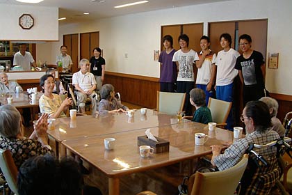 ボランティアに拍手で感謝の意を表す入所者