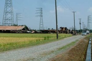 23日未明に燕市吉田地区で鶏舎2棟が全焼、ニワトリ1万7000羽余り焼死