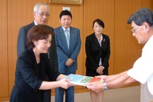 県央研究所が高野前理事長が生前に出版した絵本『風のつぶやき』50冊を三条市教育委員会に寄付