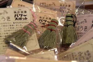弥彦温泉旅館組合が一般販売して好評の「みにほうき」