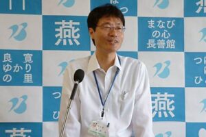 記者会見する鈴木力燕市長