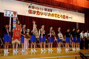 交通事故による主将の急逝を乗り越えて燕中女子剣道部が2年ぶり3回目の全国制覇を果たして凱旋