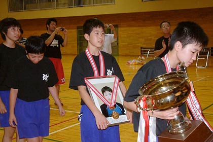 吉田前主将の遺影にも金メダルをかけてステージへ
