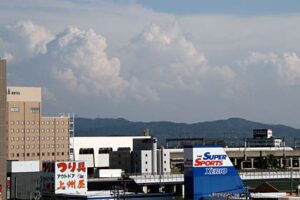 27日の三条は最高気温33.7度、正午から午後3時まで33度超の酷暑