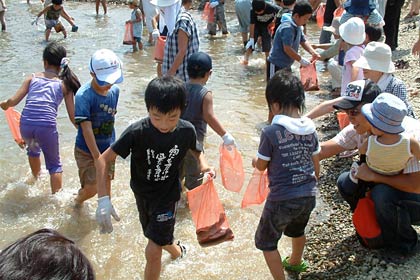 ニジマスのつかみ取り