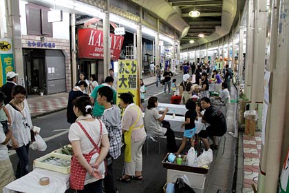28日開かれた燕笑店街イベント・200メートルいちび