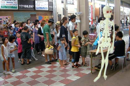お化け屋敷には行列が