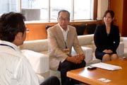 チャリティーマッチのようすを国定市長に話す藤橋代表取締役