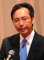 決意表明を述べる国定氏