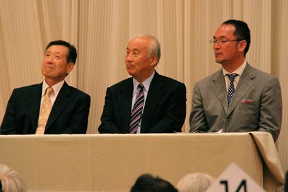 左から前後援会長の高橋一夫前市長、池田新後援会長、山井太幹事