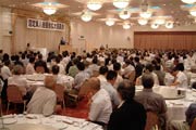 430人の役員でいっぱいの会場