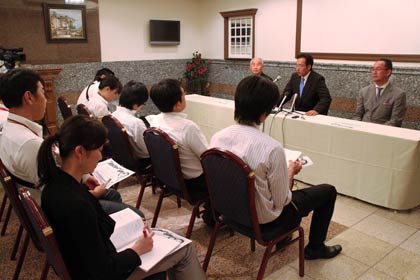 記者会見には池田後援会長と山井幹事も同席