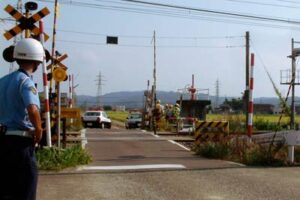 1日午後に信越本線の三条市・鶴田踏切で特急列車と男性が衝突、死亡した男性の身元を捜査中