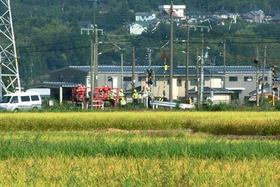 鶴田踏切周辺は田んぼに囲まれて見通しはいい