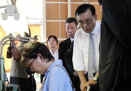 工場内を見学する谷垣総裁