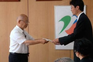 玉川宣夫さんを燕市の名誉市民とするのが適当と鈴木燕市長(左)に答申する大山治郎選考委員長